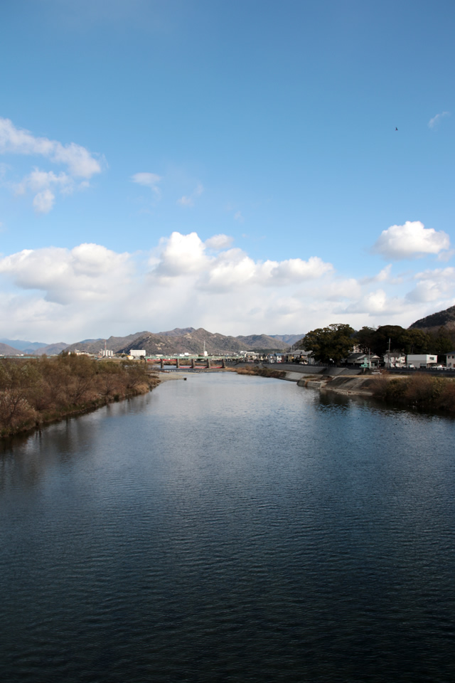 豊かな自然景観を呈し、揖保川の清流を活用した地場産業が盛ん