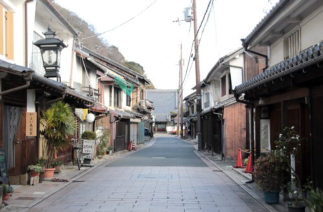 伝統的な意匠が特徴の町屋が軒を連ねる