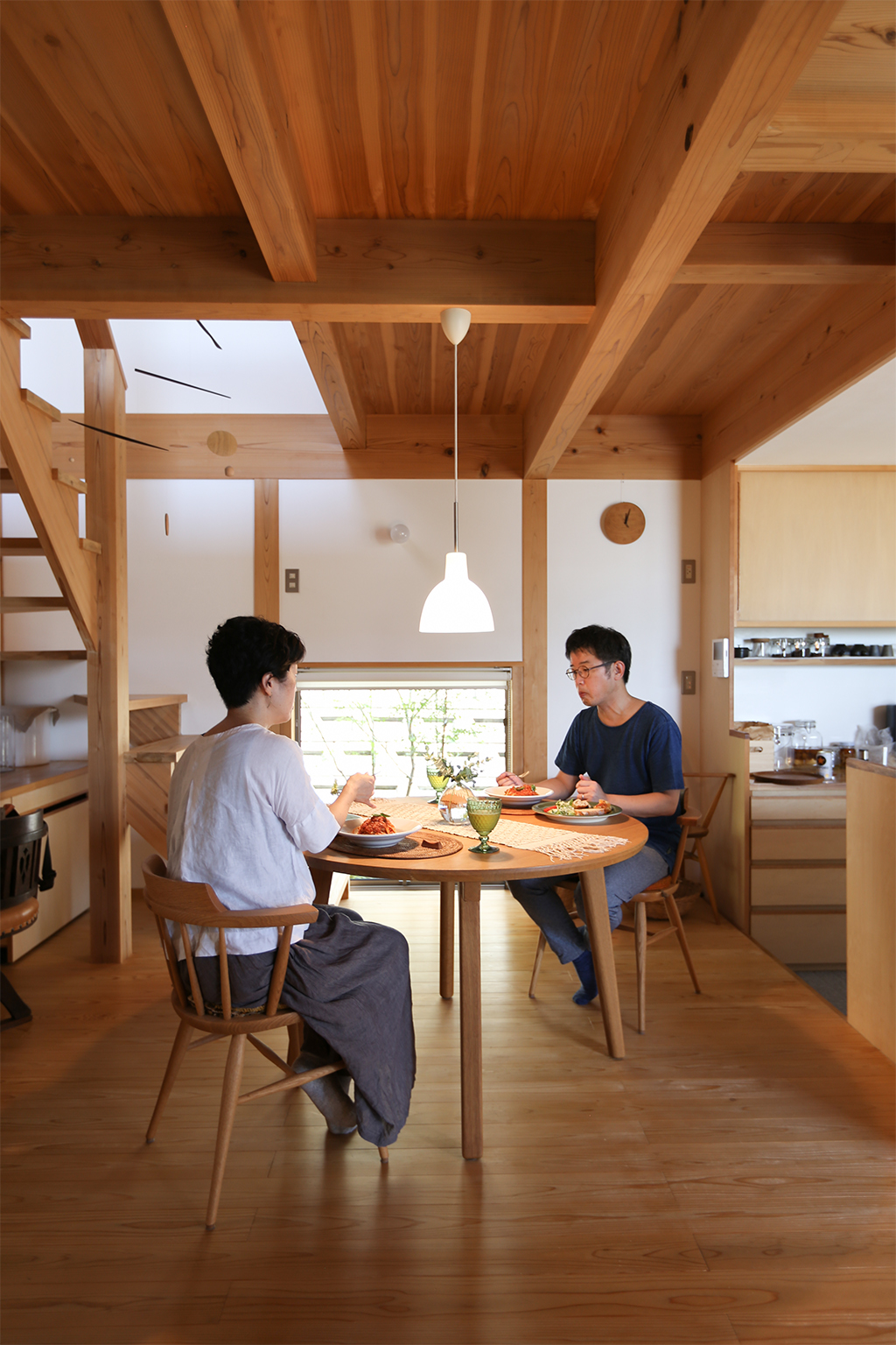 明石市の木の家 ダイニングでの食事風景