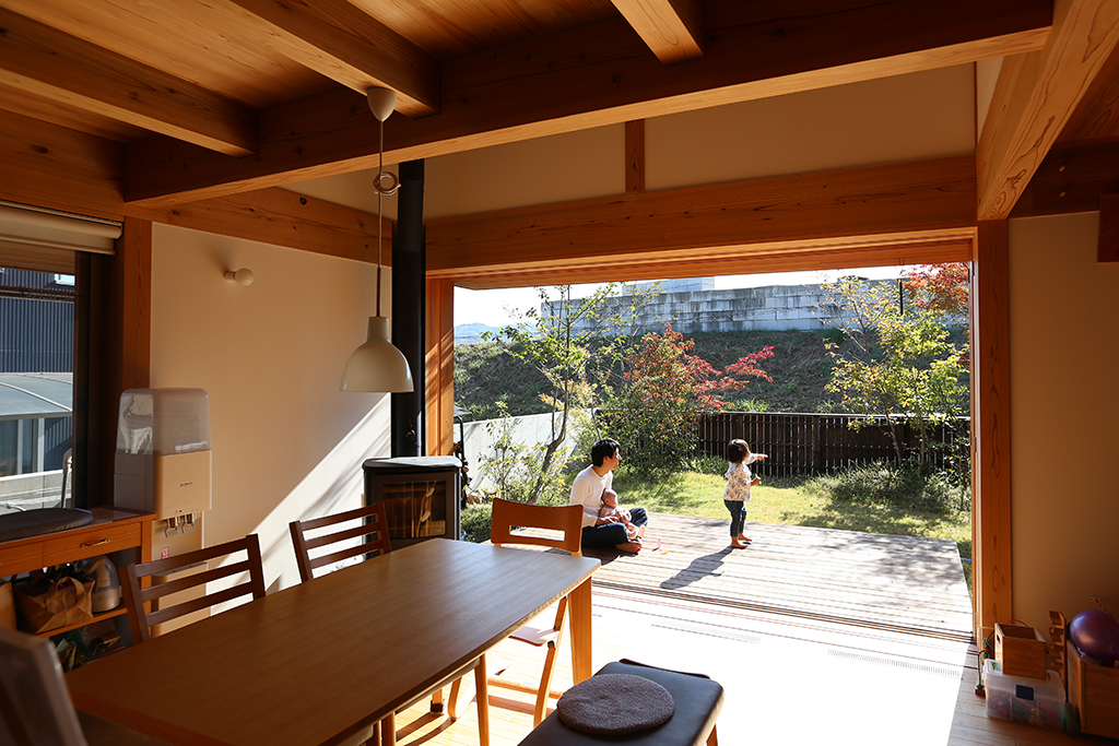 姫路市の木の家 屋内から庭を望む