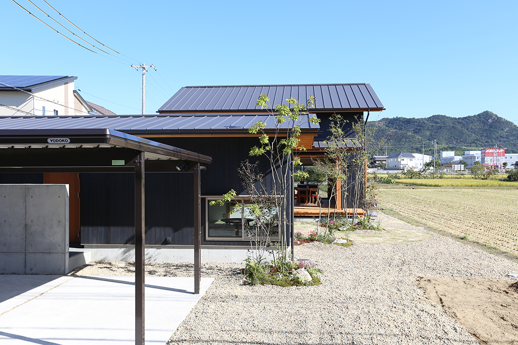 姫路市のきの家『れんげ畑キッチン』杉板張りの外観