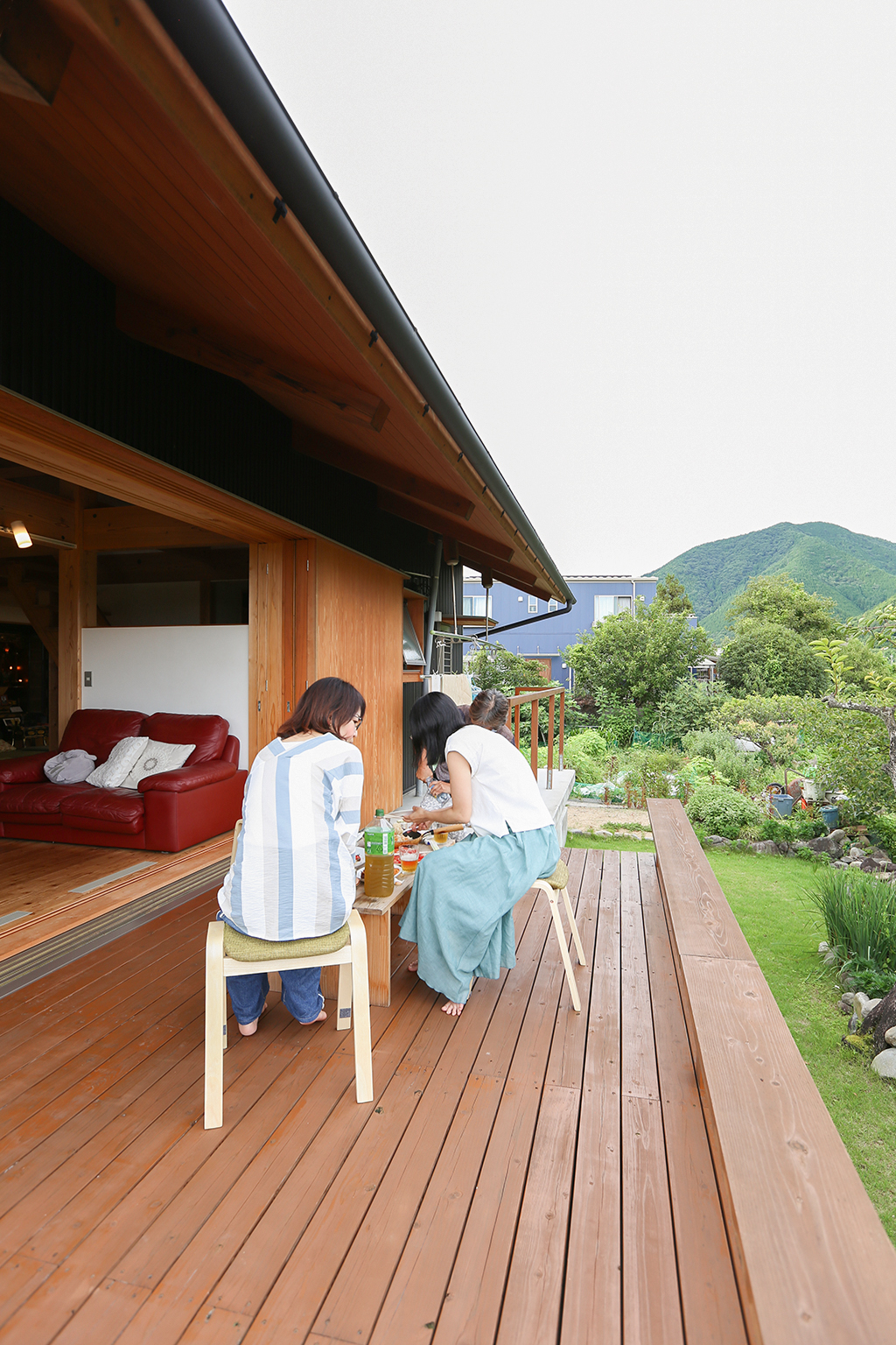 神崎郡の木の家 天気のいい日はデッキでごはん