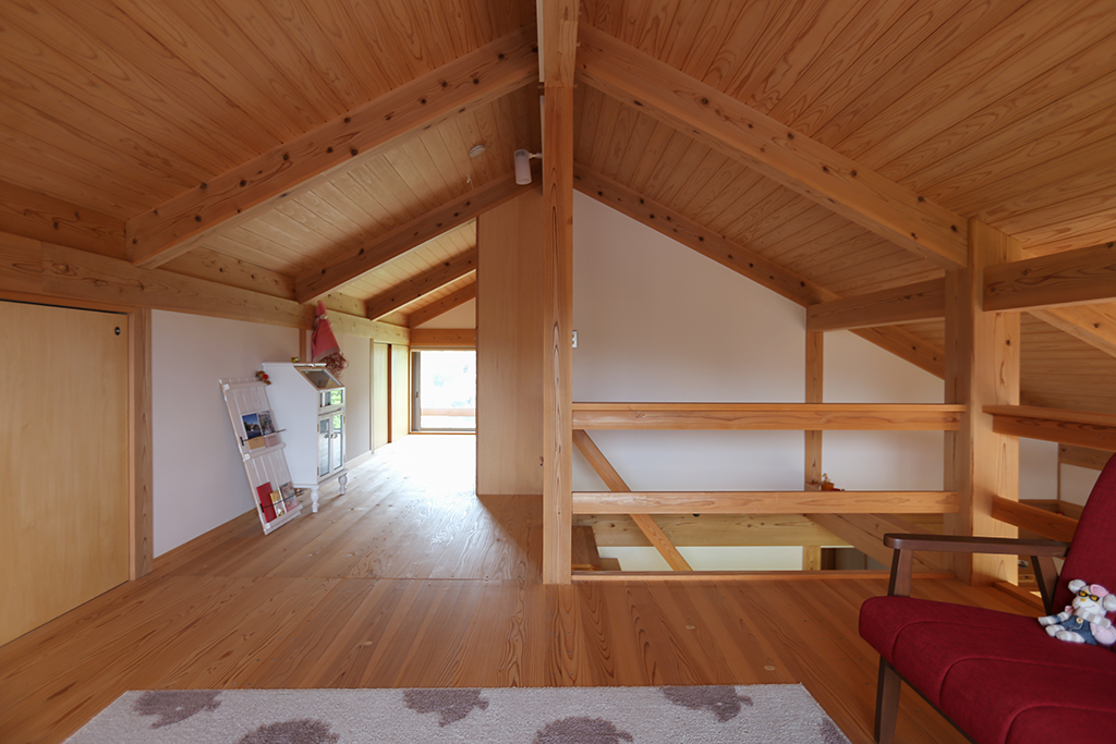 神崎郡の木の家 ロフトフリールームから寝室を見る