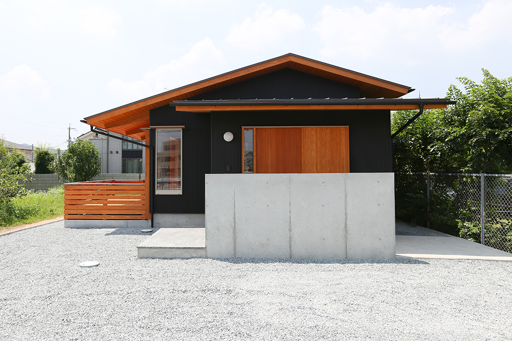 姫路市の木の家『掘りごたつダイニング』ガルバリウム鋼板張りの外観