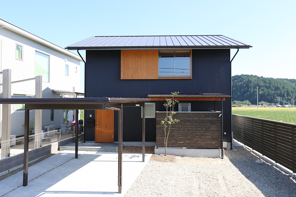 姫路市の木の家 ガルバリウム鋼板張りの外観