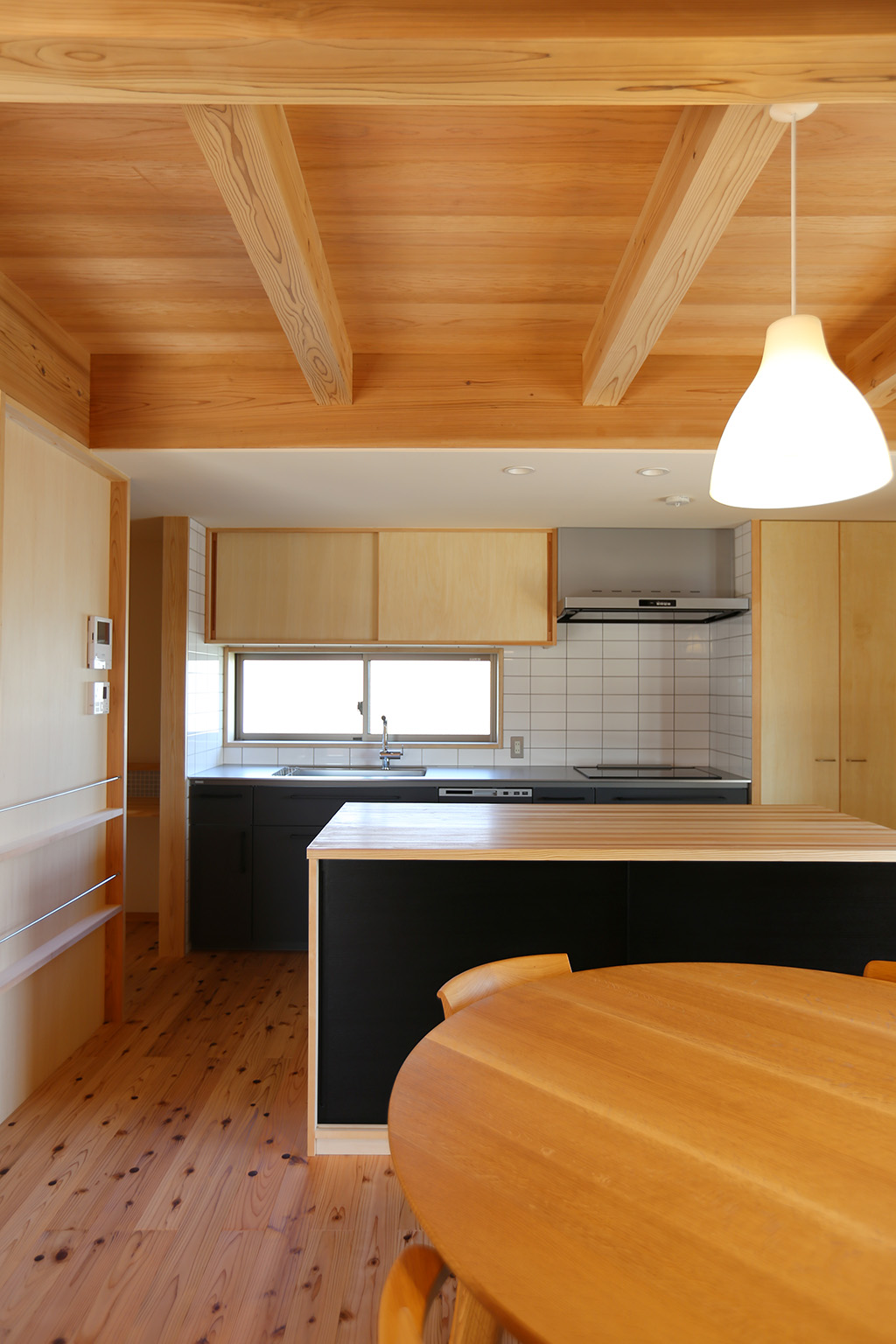 加古川市の木の家 収納カウンターを備えたキッチン