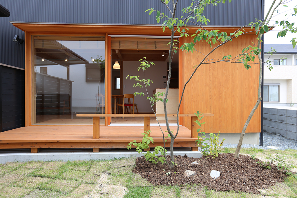 たつの市の木の家 庭から屋内を見る