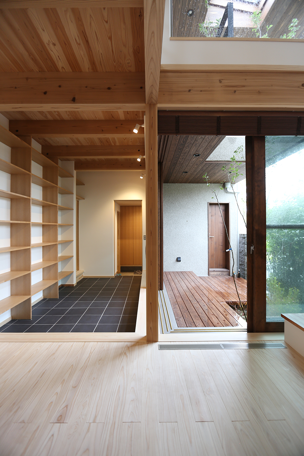 三田市の木の家 本棚のある玄関ホール