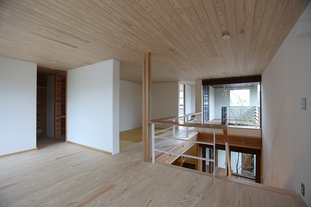 三田市の木の家 2階の子世帯居住空間