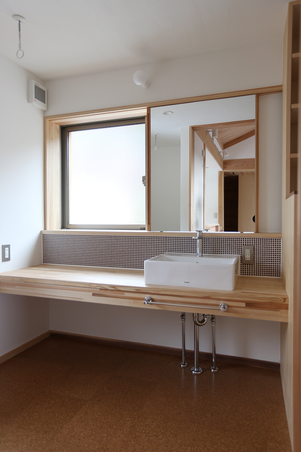 姫路市の木の家 モザイクタイルがアクセントの造作洗面化粧台
