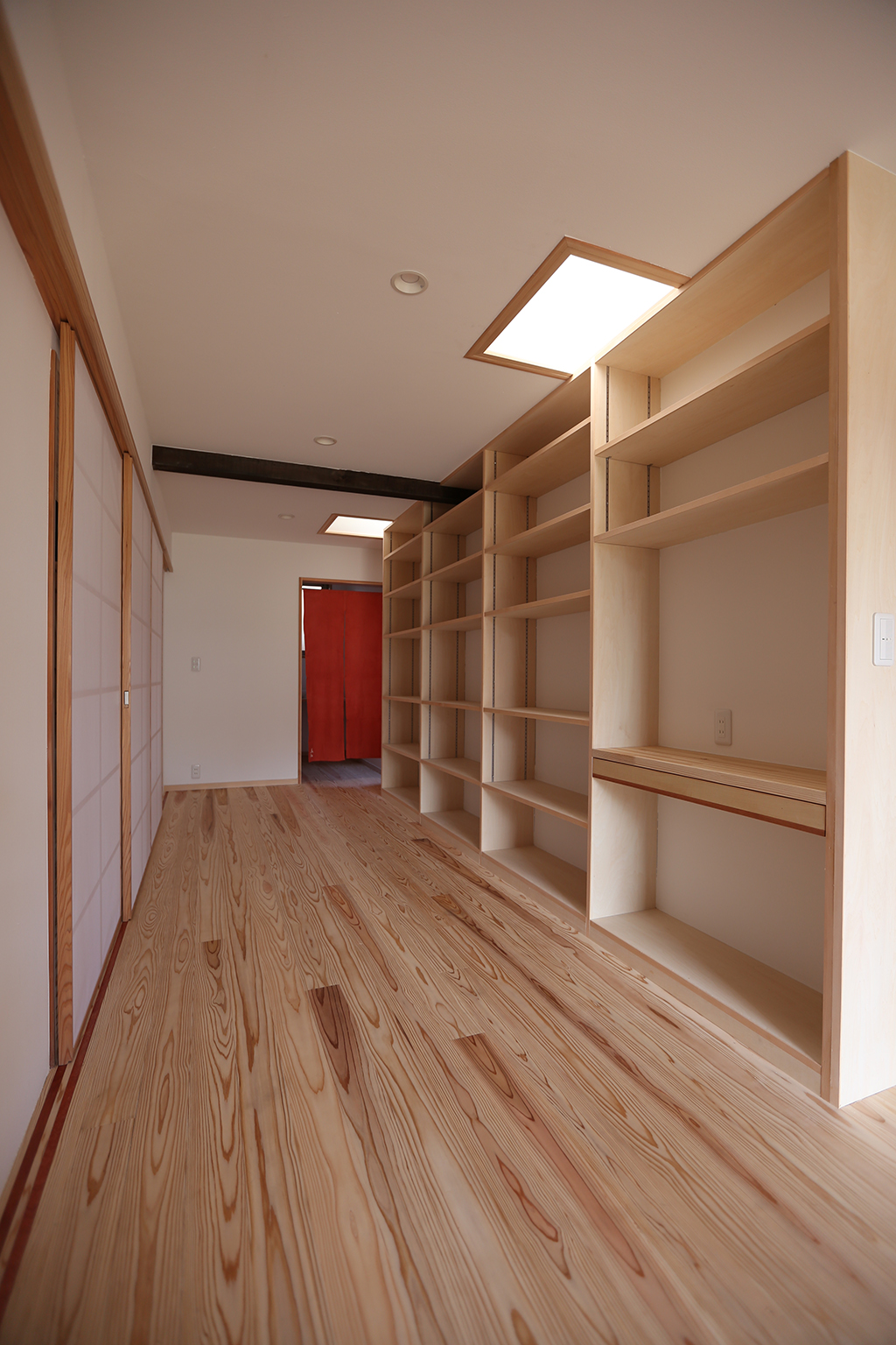 加古川市の木の家 本棚のあるフリースペース