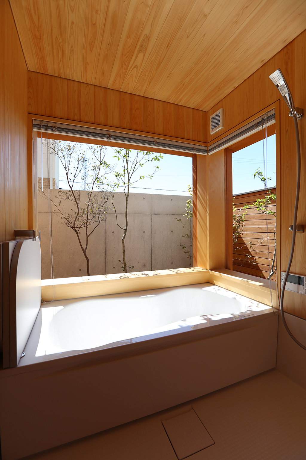 姫路市の木の家 桧貼りの浴室