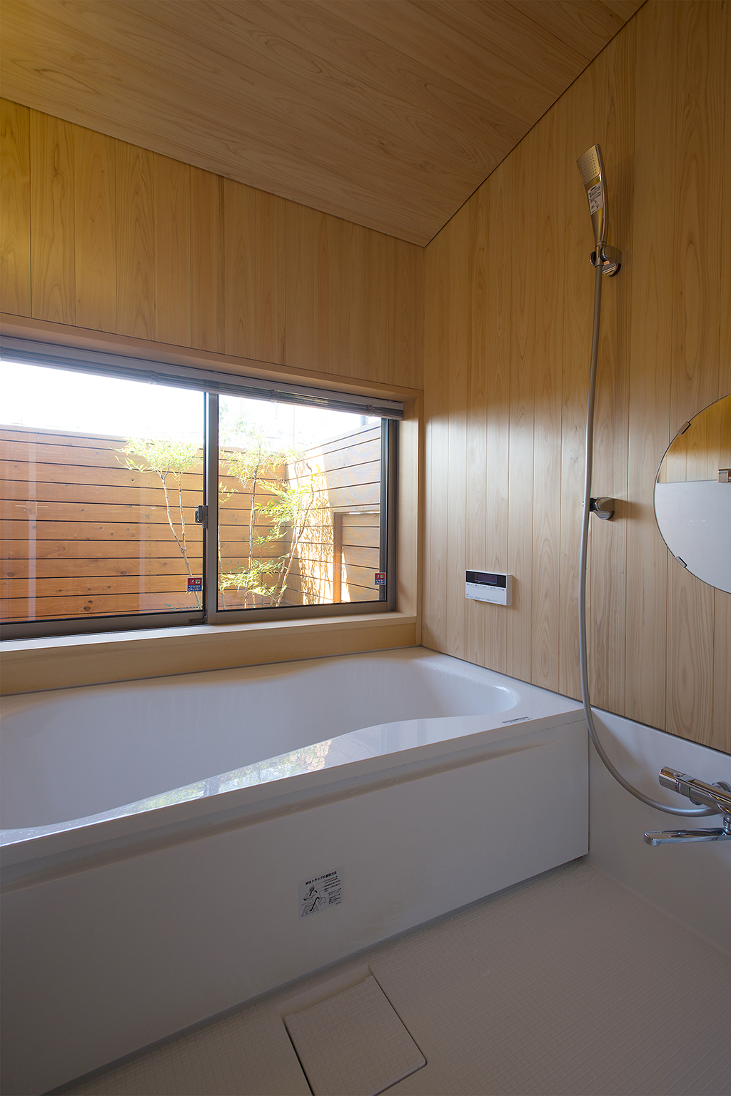 明石市の木の家 桧貼りの浴室