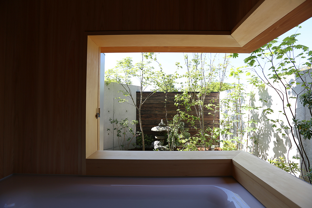 姫路市の木の家 坪庭のある木の浴室