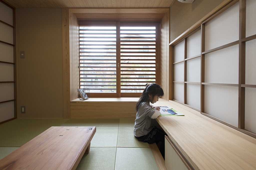 姫路市の木の家 和室で勉強するお子さん