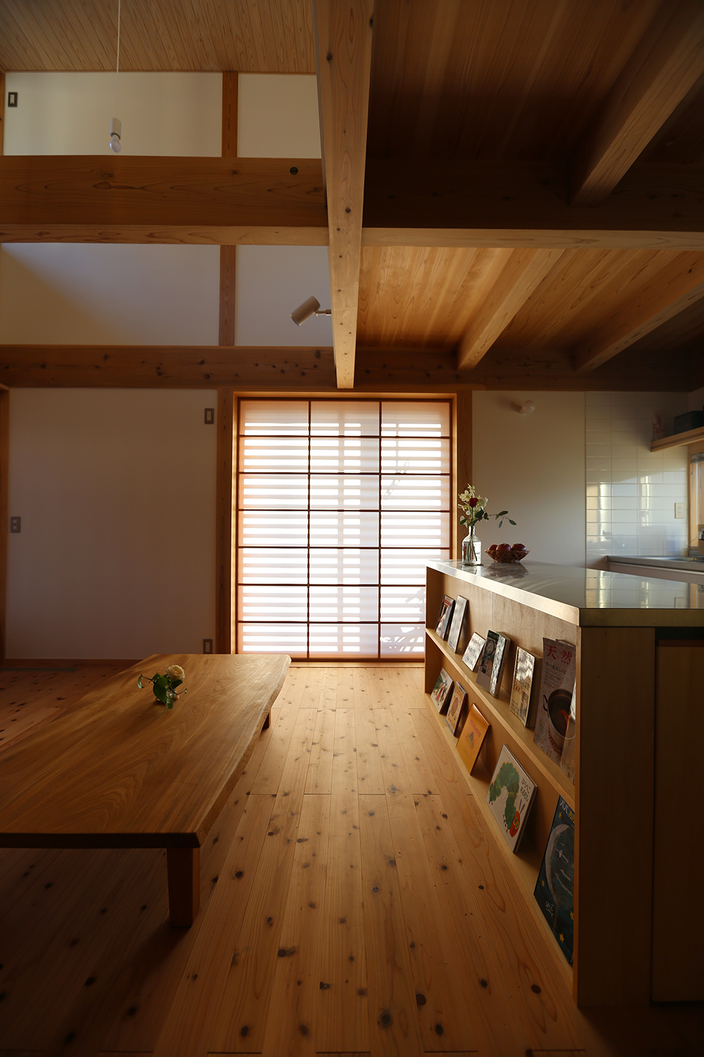 姫路市の木の家 障子越しに柔らかな光が差し込むダイニングキッチン