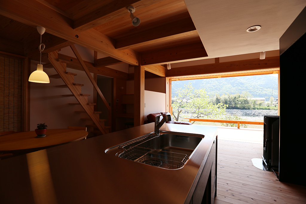 神崎郡の木の家 キッチンからリビングを通して外の景色を望む