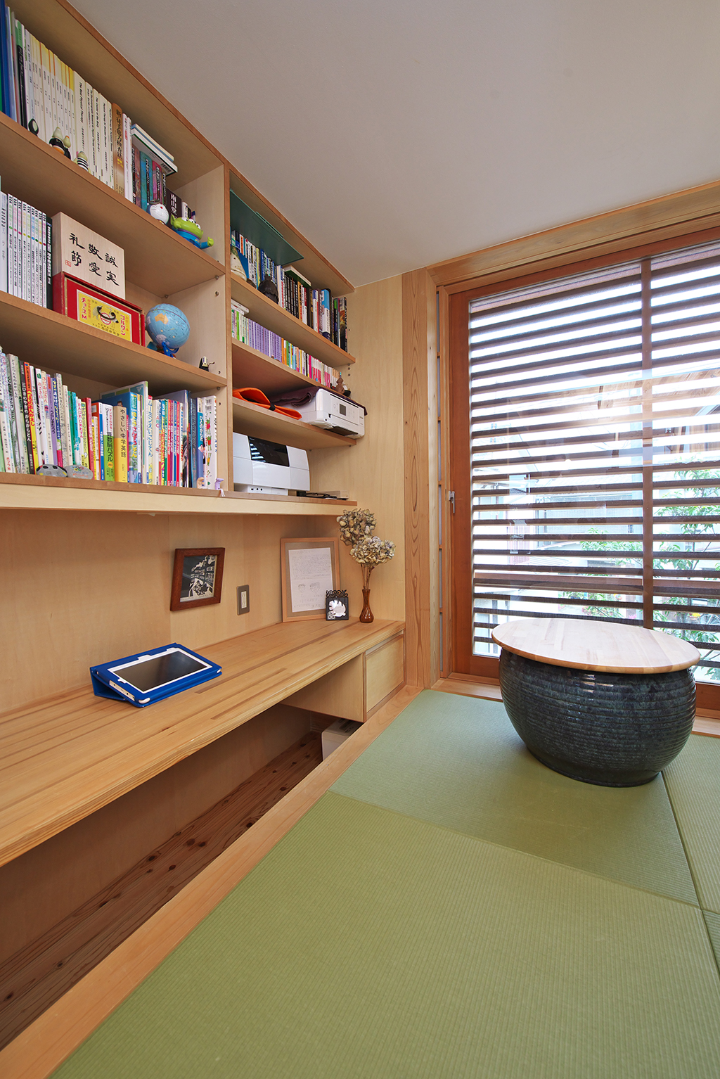 姫路市の木の家 掘り込みカウンターと書棚のある畳スペース