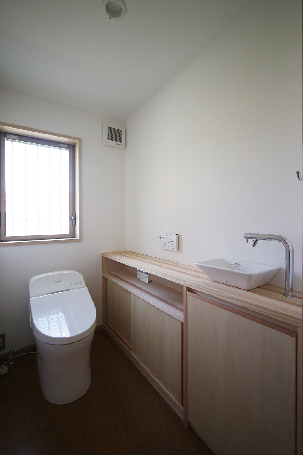 加古川市の木の家 収納力抜群の明るいトイレ