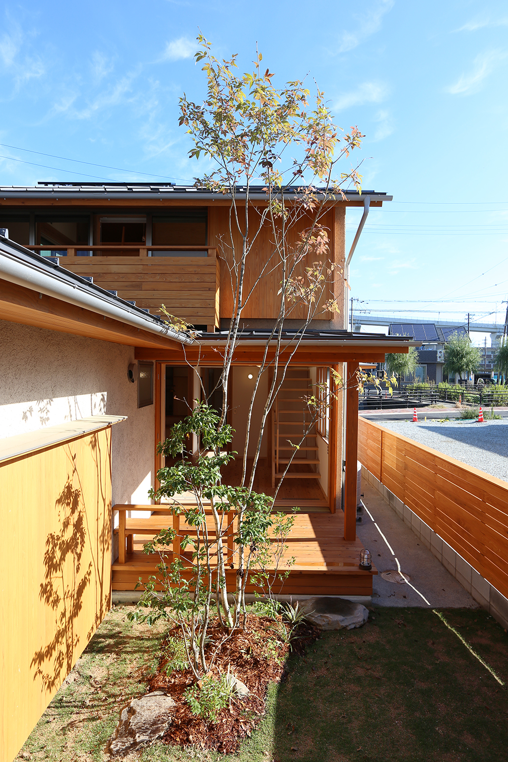 加古川市の木の家 庭の緑が映えるそとん壁の外観