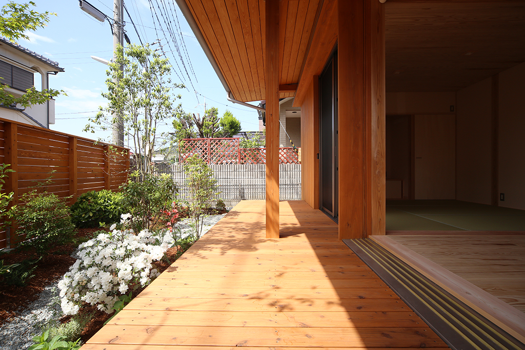 加古川市の木の家 深い軒に守られたウッドデッキ