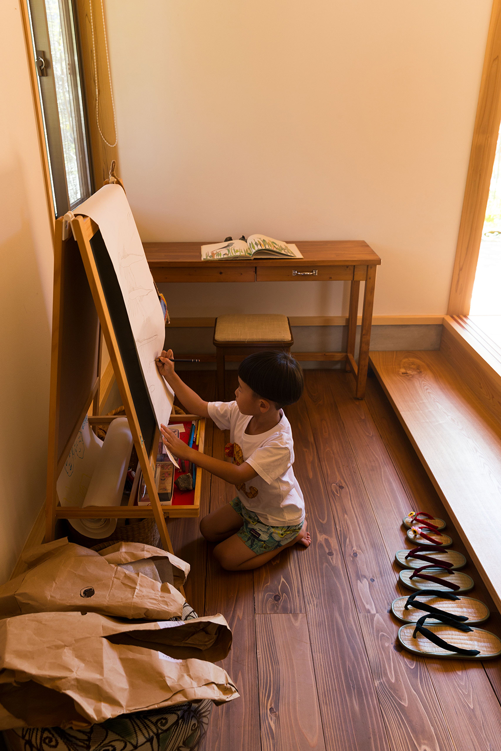 三木市の木の家 板土間の玄関で遊ぶお子さま