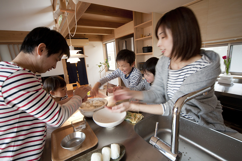 加古川市の木の家 家族みんなで料理作り