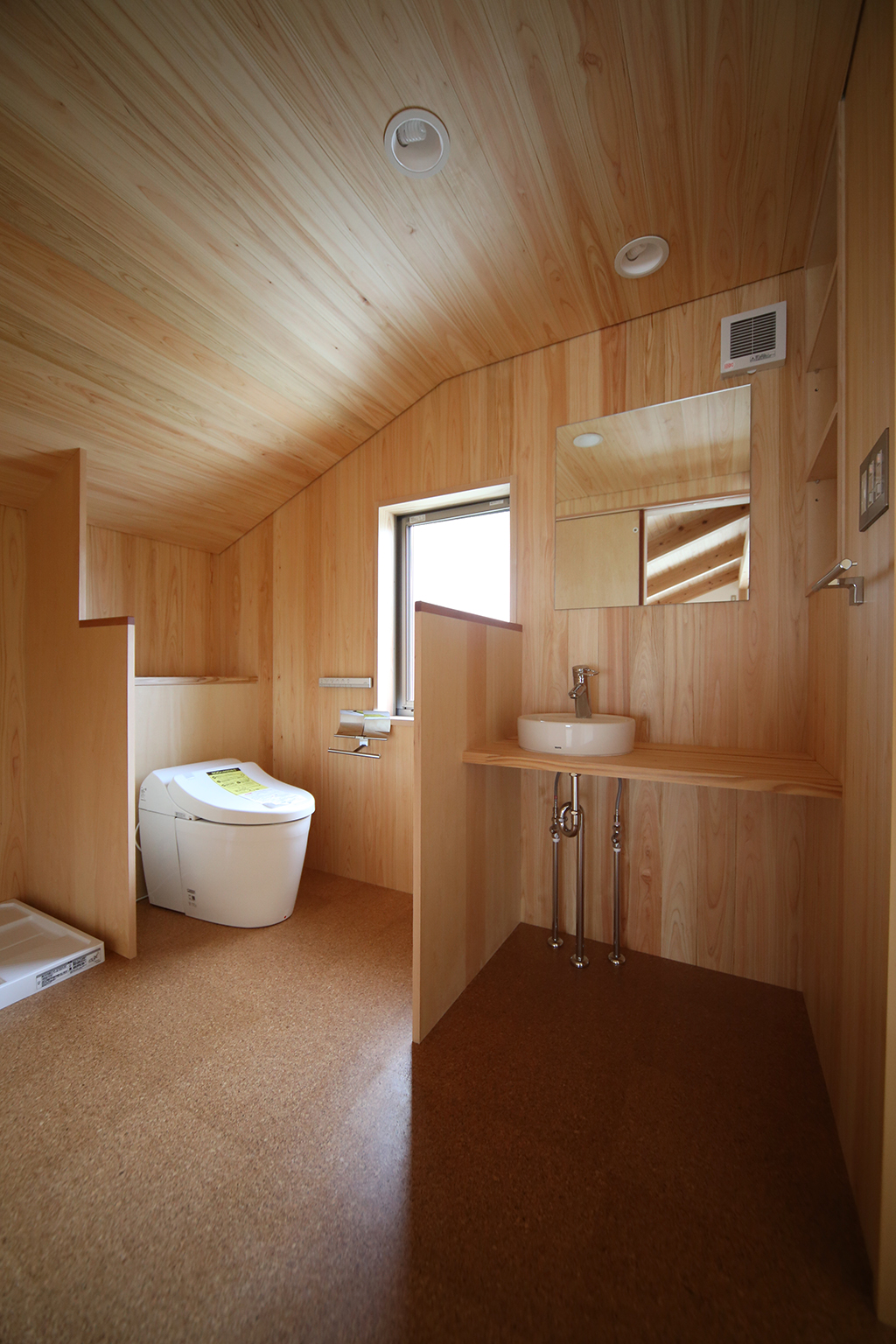 神崎郡の木の家 桧貼りのトイレ洗面脱衣室