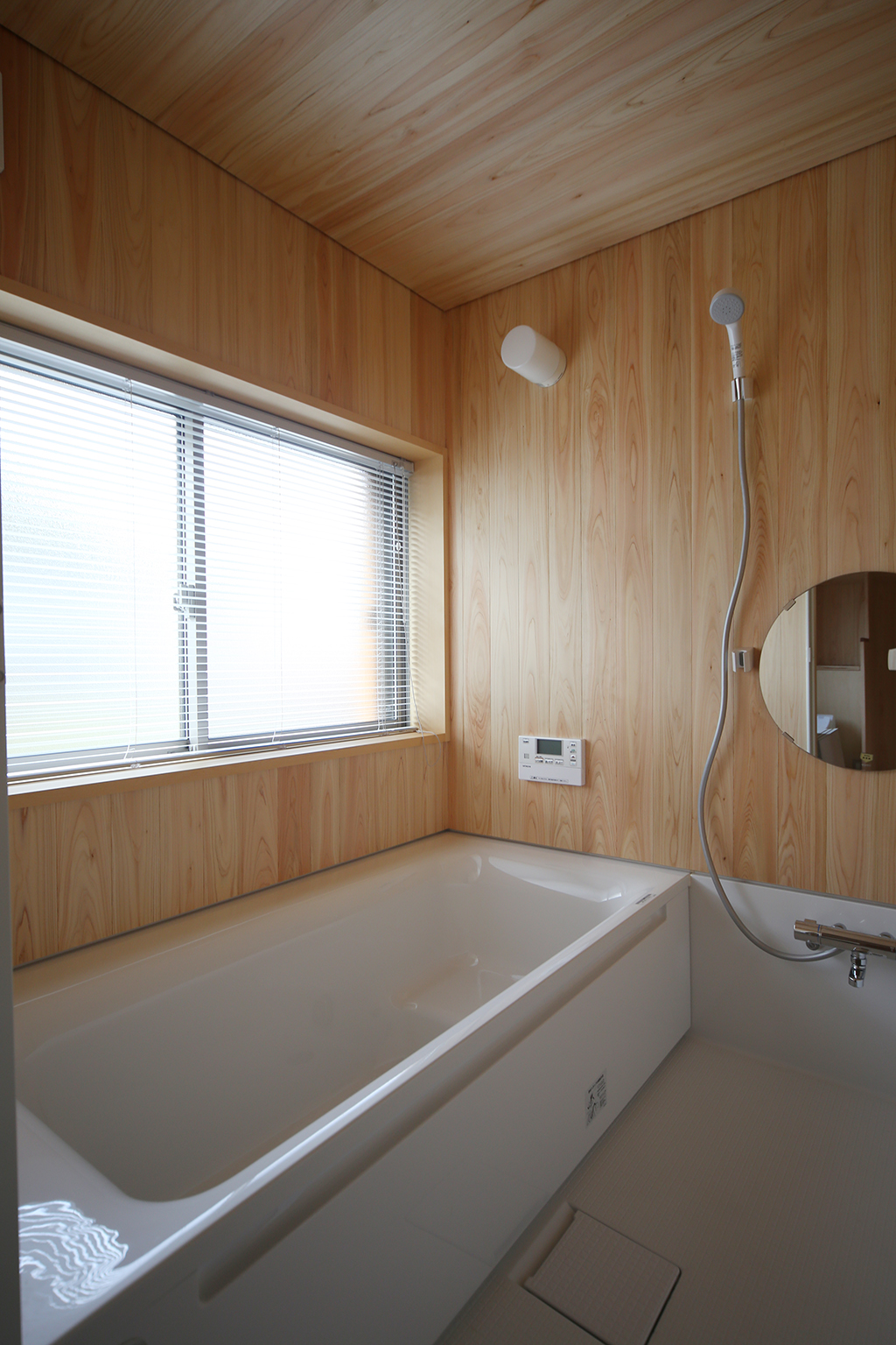 神崎郡の木の家 桧貼りの浴室