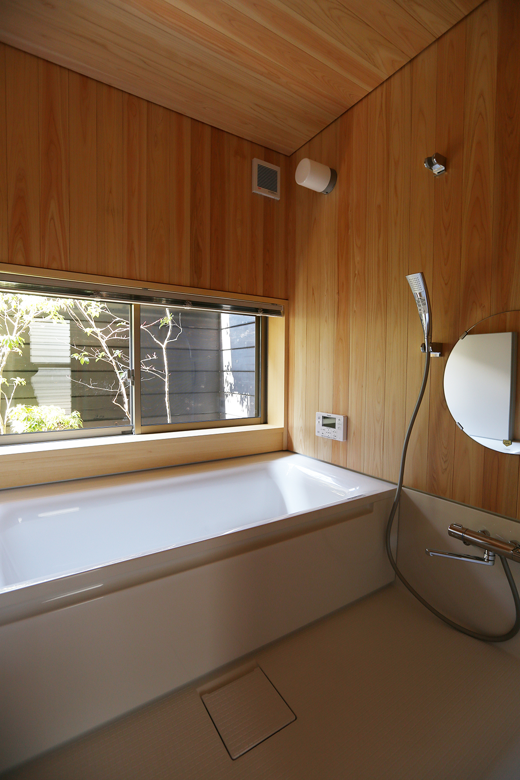 明石市の木の家 桧貼りの浴室