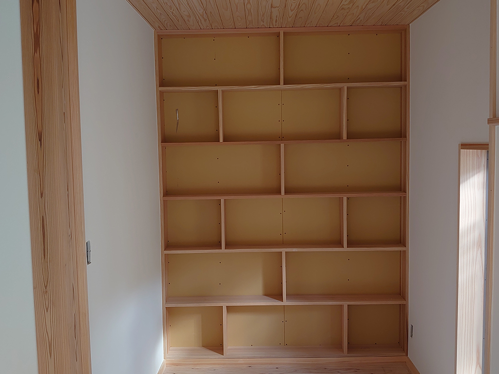 姫路市の木の家　造作本棚