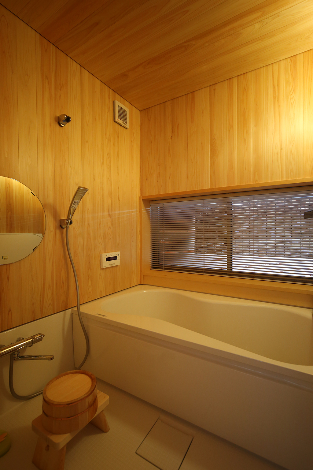 姫路市の木の家 桧貼りの浴室