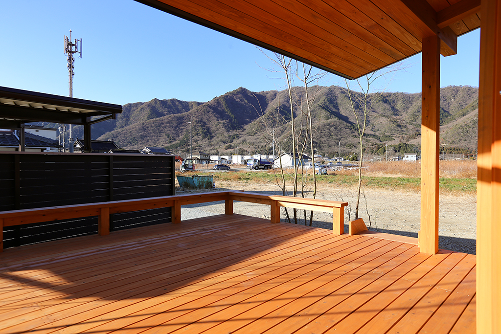 たつの市の木の家 ウッドデッキから山の稜線を望む