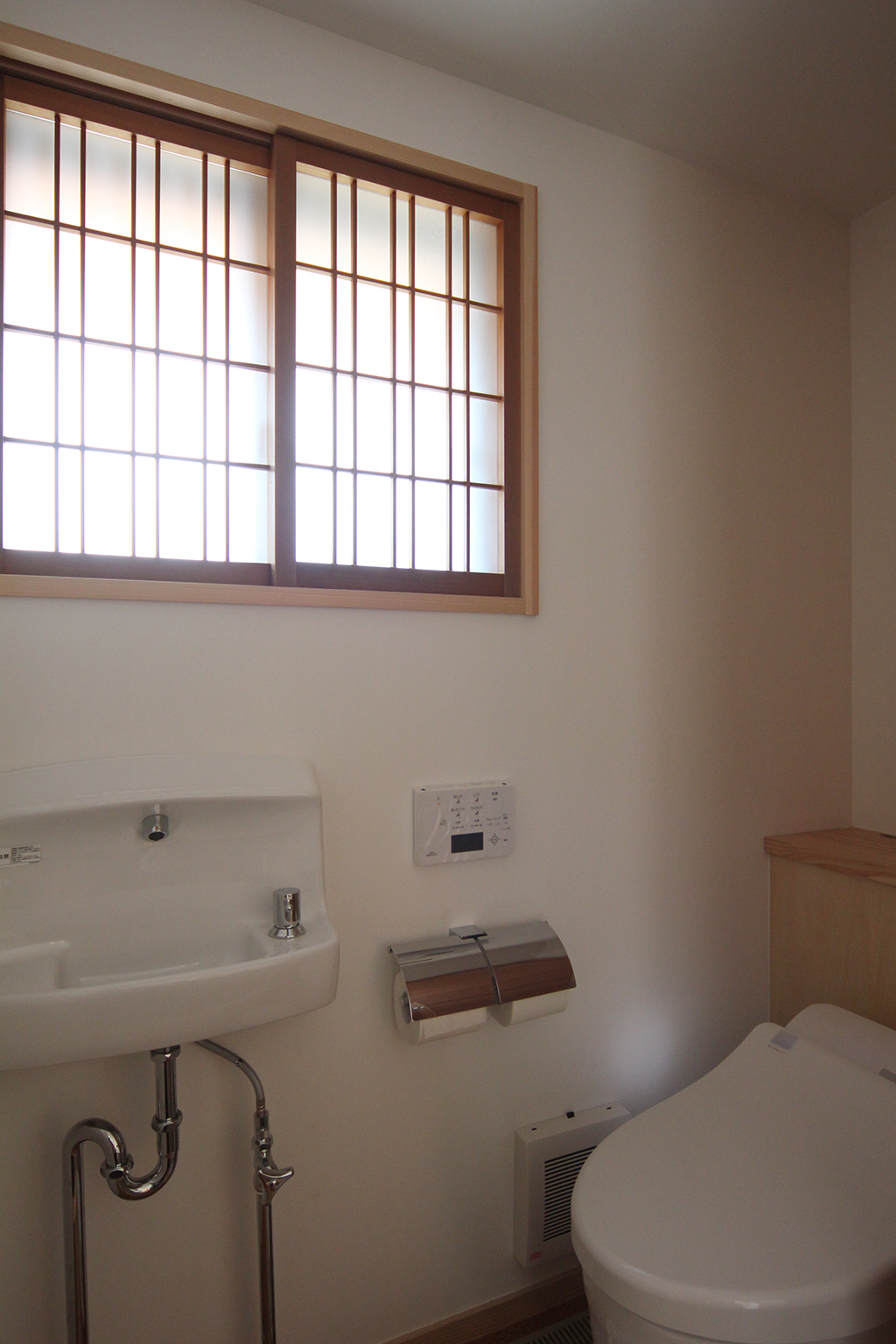 加古川市の家 古い建具を再利用した障子のあるトイレ