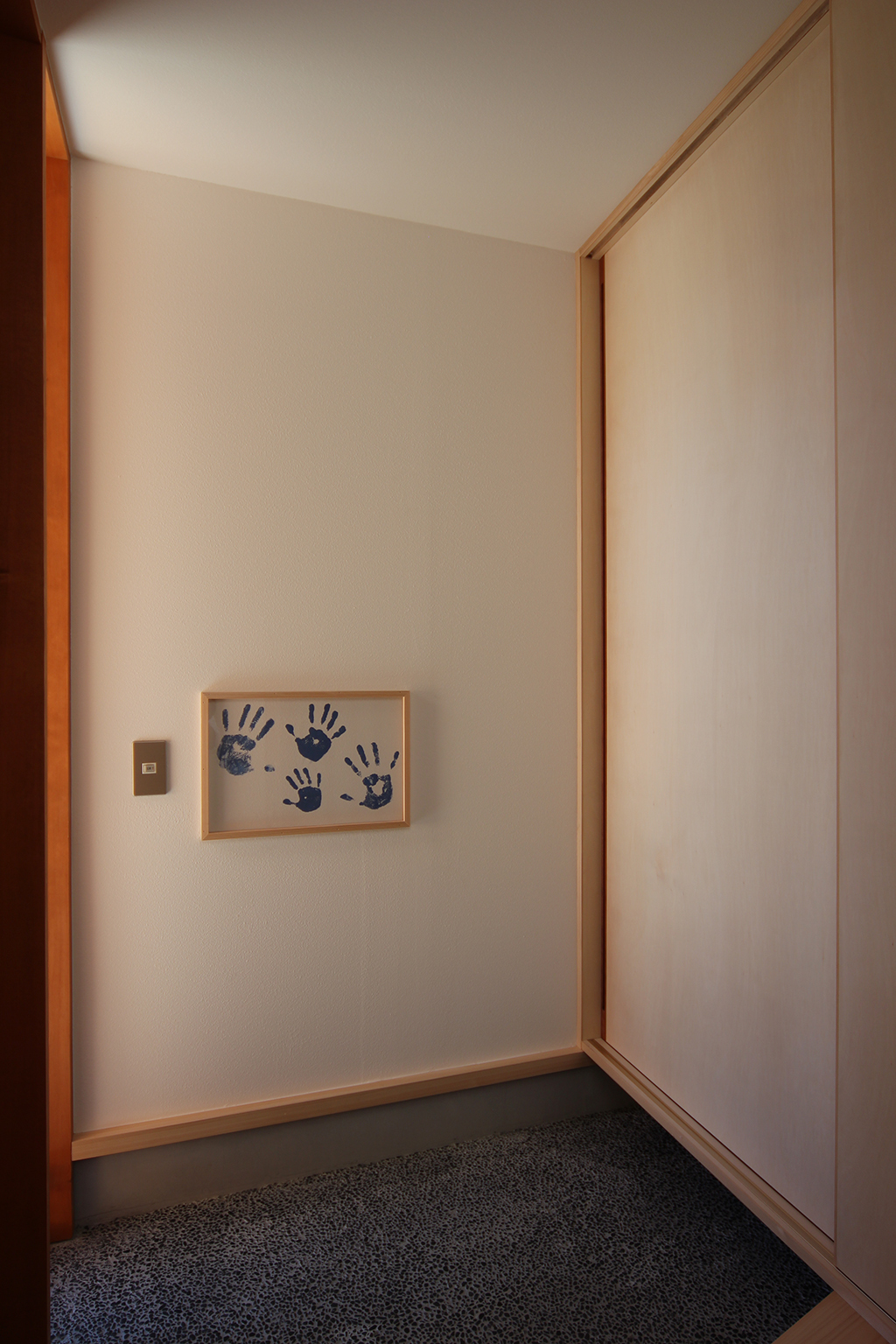 神戸市の木の住まい 家族の思い出を飾る玄関