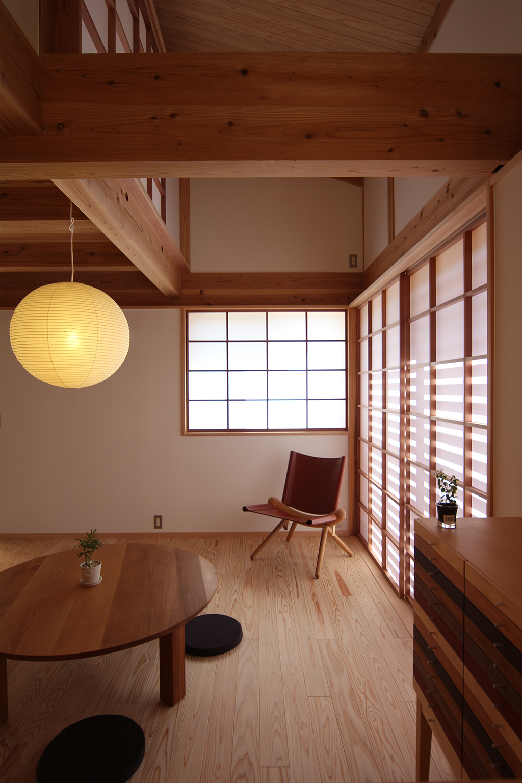姫路市木の家 襖が柔らかく陽射しを遮るリビングダイニング