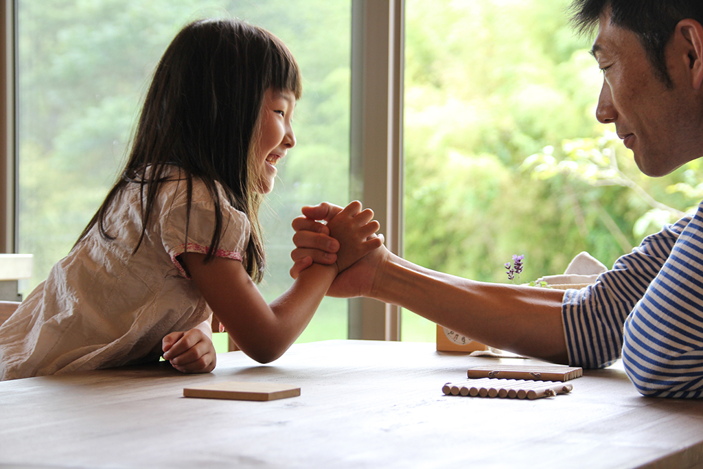 三木市の木の家 ダイニングでお子さまと腕相撲