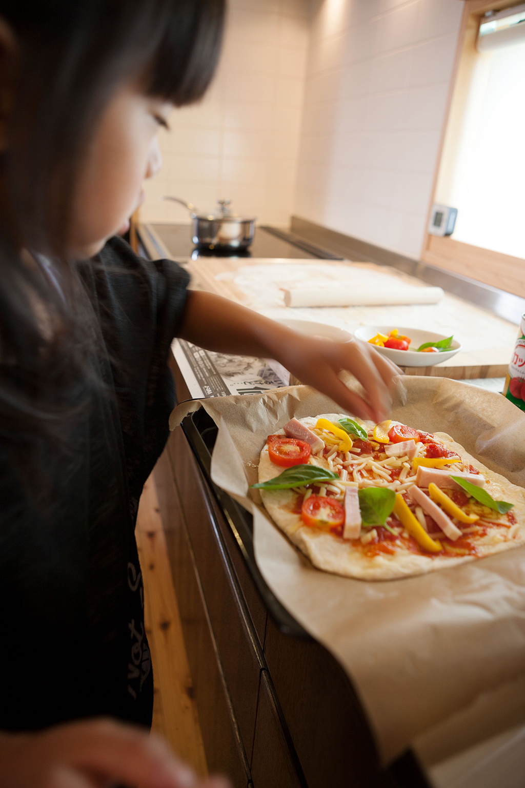 宍粟市の木の家 採れたての野菜でピザを作るお子さま