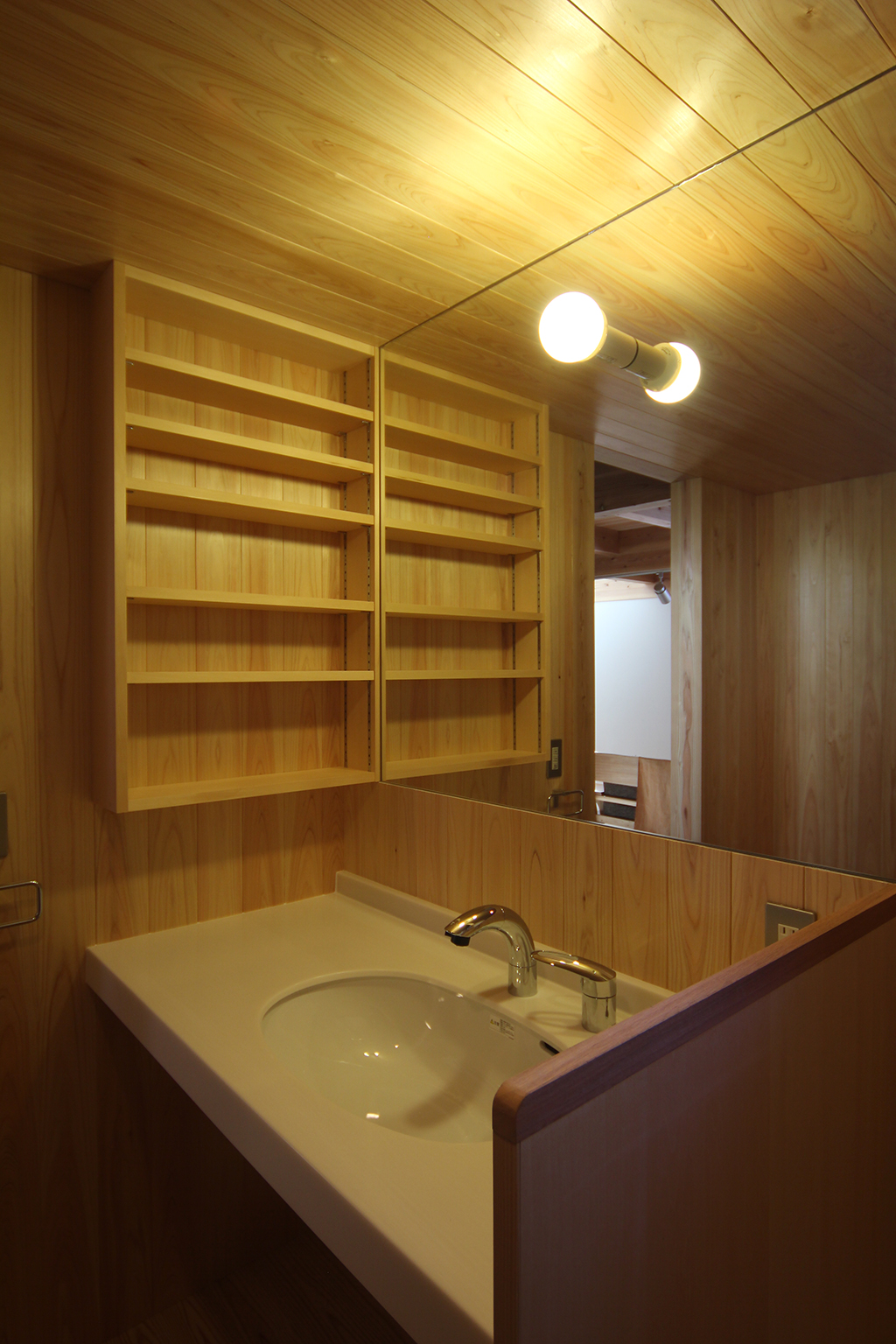 神戸市の木の家 明るく清潔感のある洗面