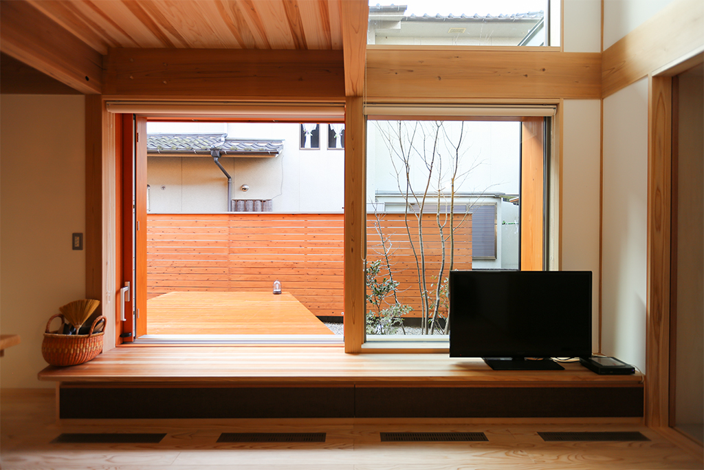 姫路市の木の家 テレビ台兼用収納付き小上がりのベンチ