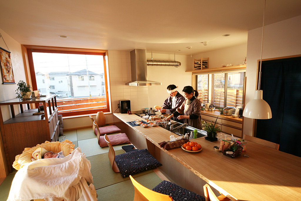 神戸市の木の家 居酒屋のようなカウンターが特徴的なキッチン