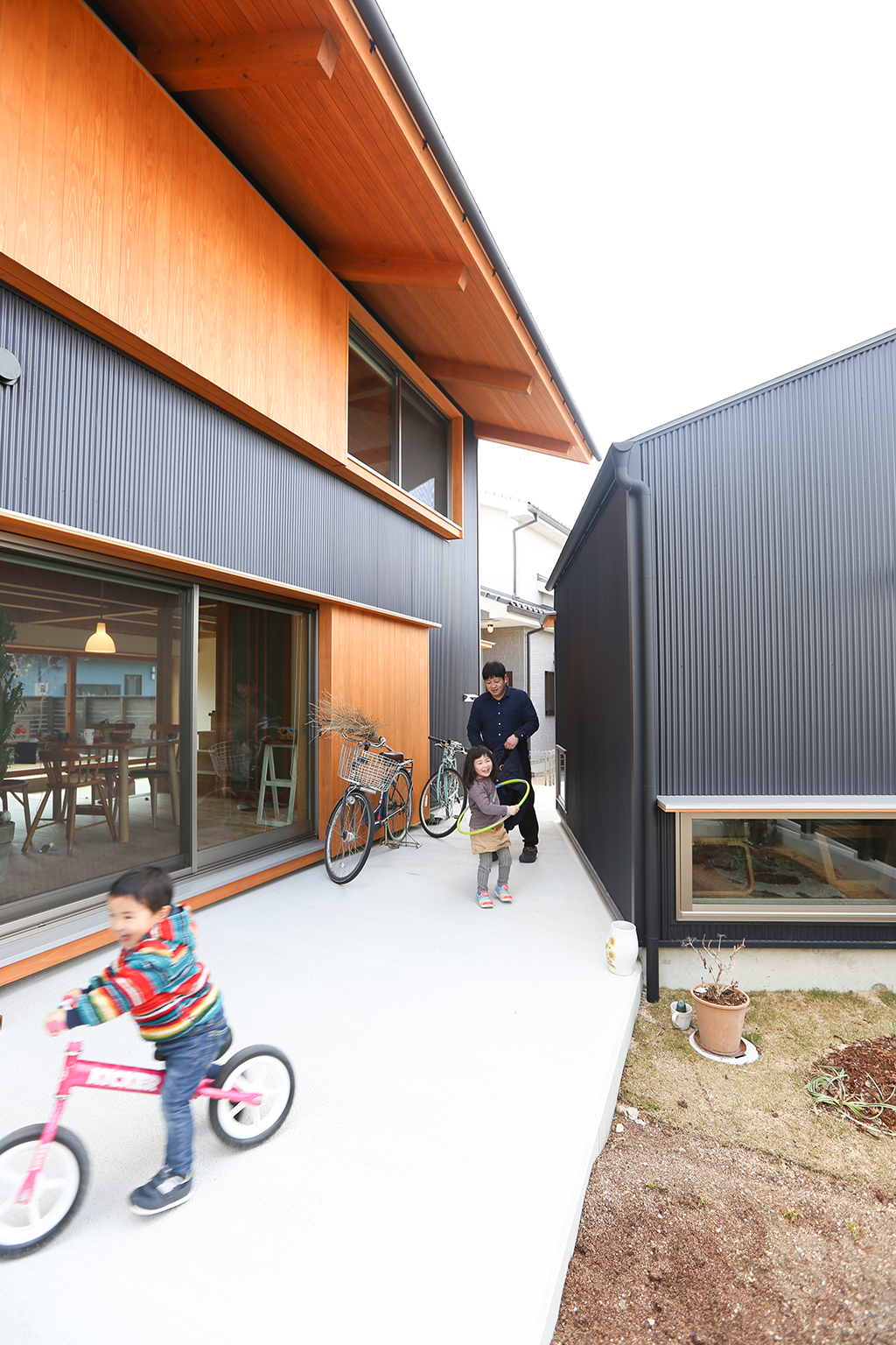 高砂市の木の家 路地で遊ぶお子さま