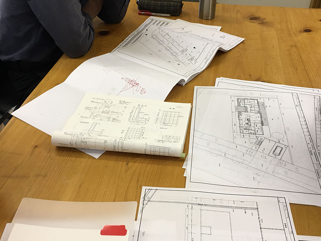 神戸市の木の家　社内図面打ち合わせ