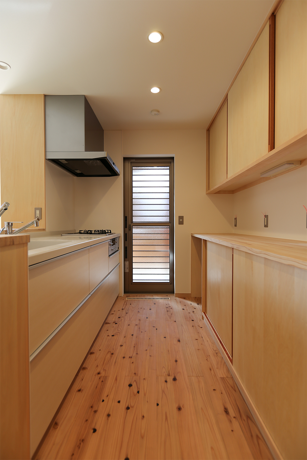 明石市の木の家 大容量の背面収納のある対面キッチン