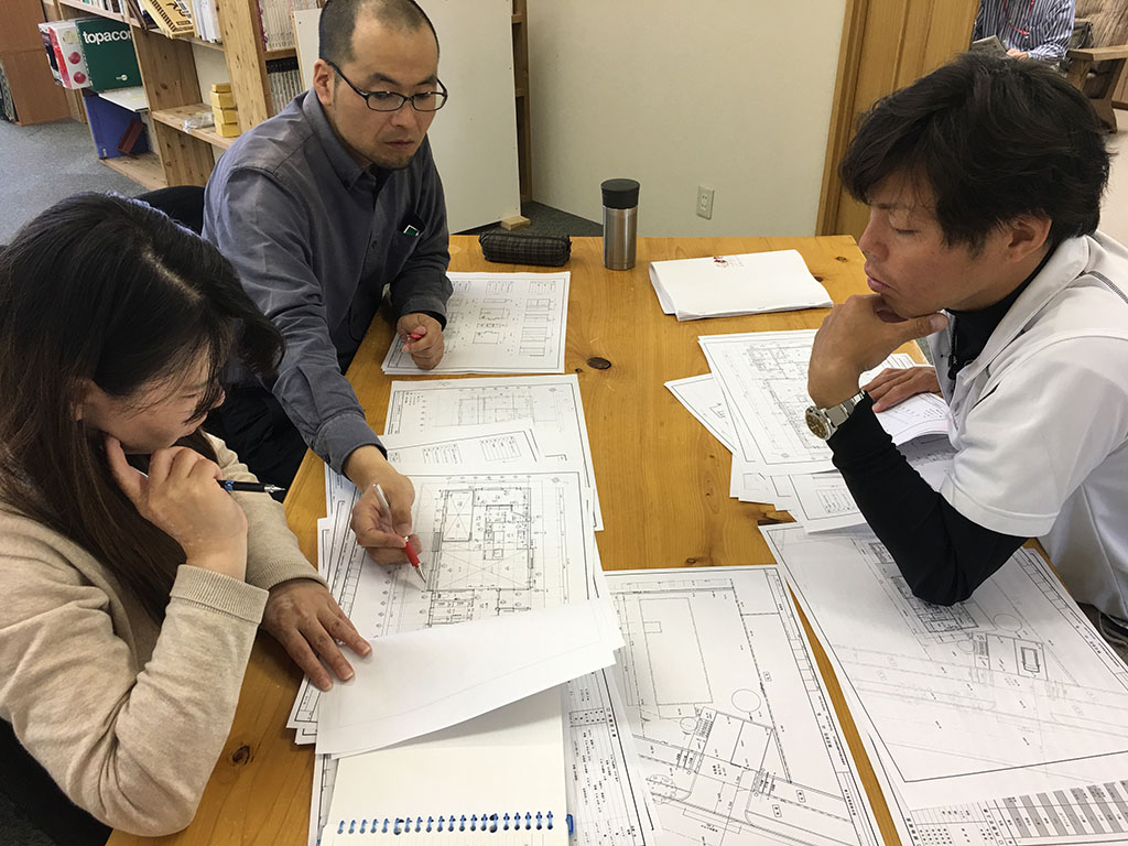 神戸市の木の家　社内図面打ち合わせ