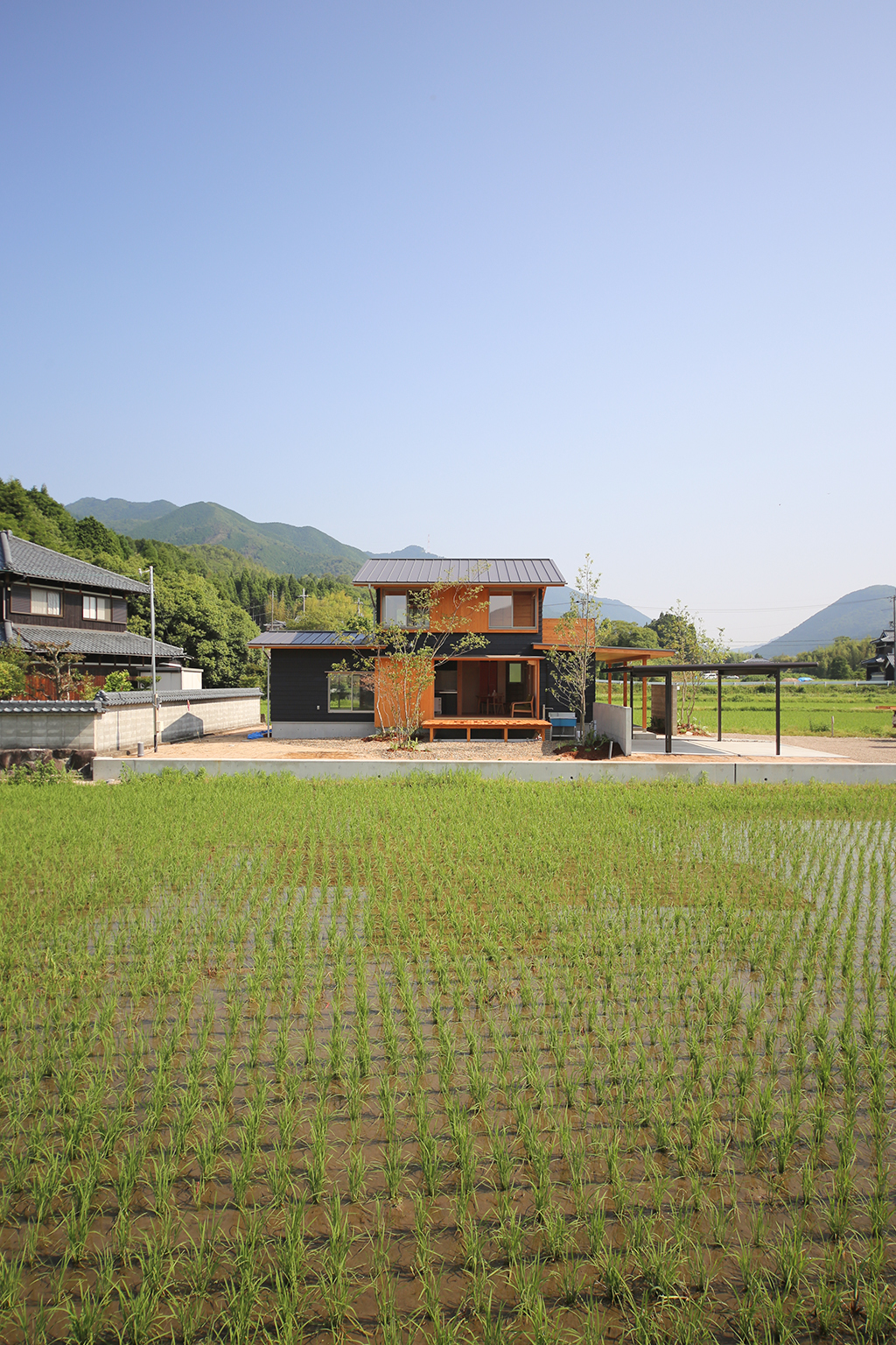 神崎郡の木の家 のどかな田園に佇む