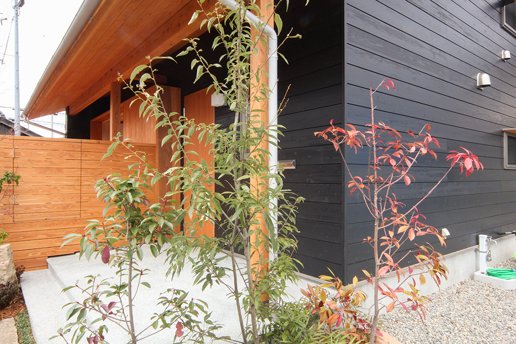 多可郡の木の家 植栽が彩りを添える玄関ポーチ