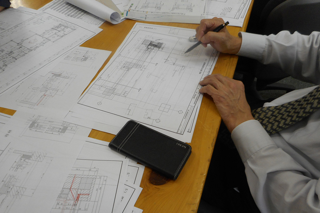 高砂市の木の家　社内図面打ち合わせ