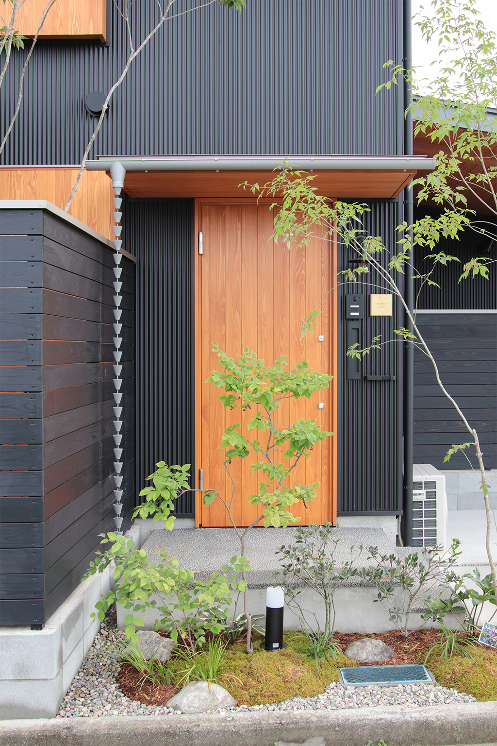 加古川市の木の家 緑のある玄関ポーチ