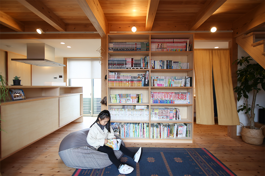 加古川の木の家 大きな本棚のあるリビング